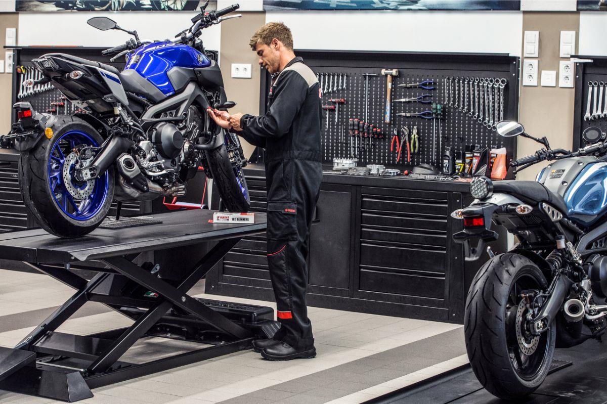 GENUINE YAMAHA YFZ350 BANSHEE WHEEL HUB STUD BOLT KIT