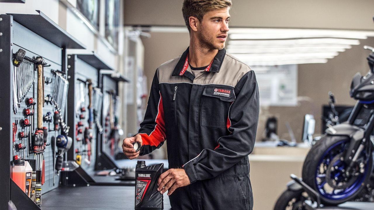 Yamalube 2M TCW3-RL, 1L 2-Stroke Outboard Engine Oil Yamaha Suzuki Tohatsu