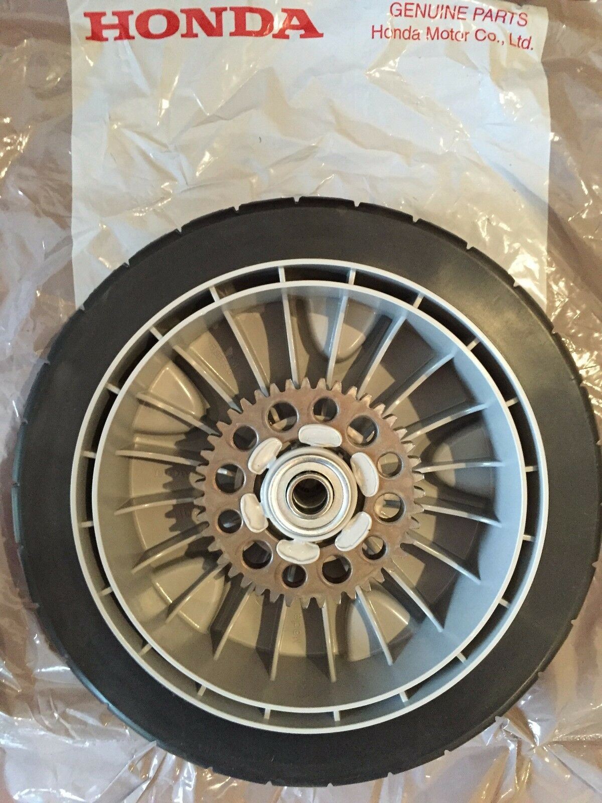 GENUINE OEM HONDA HRX 537 LAWN MOWER REAR WHEEL & TYRE 42710-VH7-010ZA